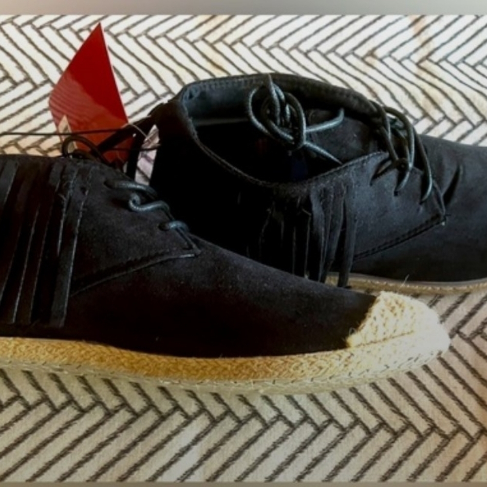 🔆🔅NWT Laura Michelle boutique black suede booties w/ leather fringe size 6.5